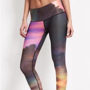 Teeki Women's Clouds Sunset Cloud Print Stretch Hot Pants Leggings Size Small